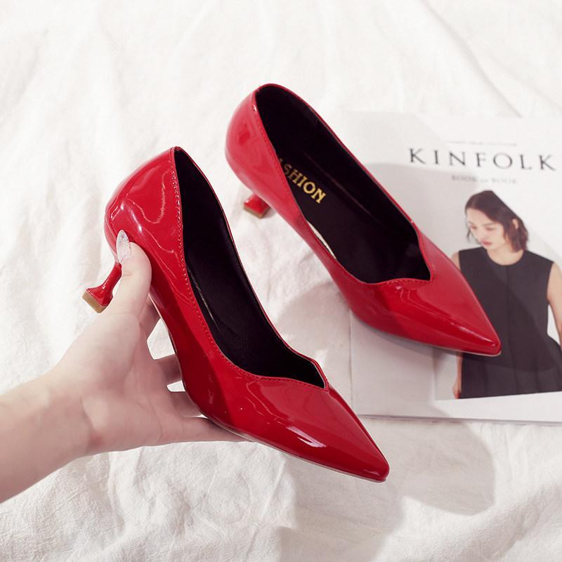 Kitten-Pumps mit eckigem Statement-Absatz